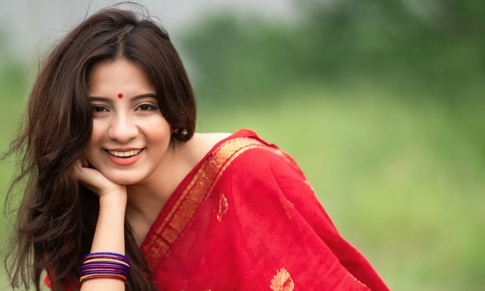 ভ্যানিশিং ম্যান রিটার্নস এ নজর কাড়া তরুণী কে?