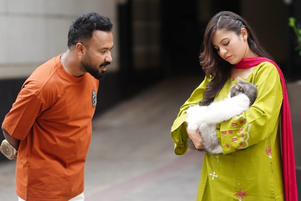 ভ্যানিশিং ম্যান রিটার্নস এ নজর কাড়া তরুণী কে?