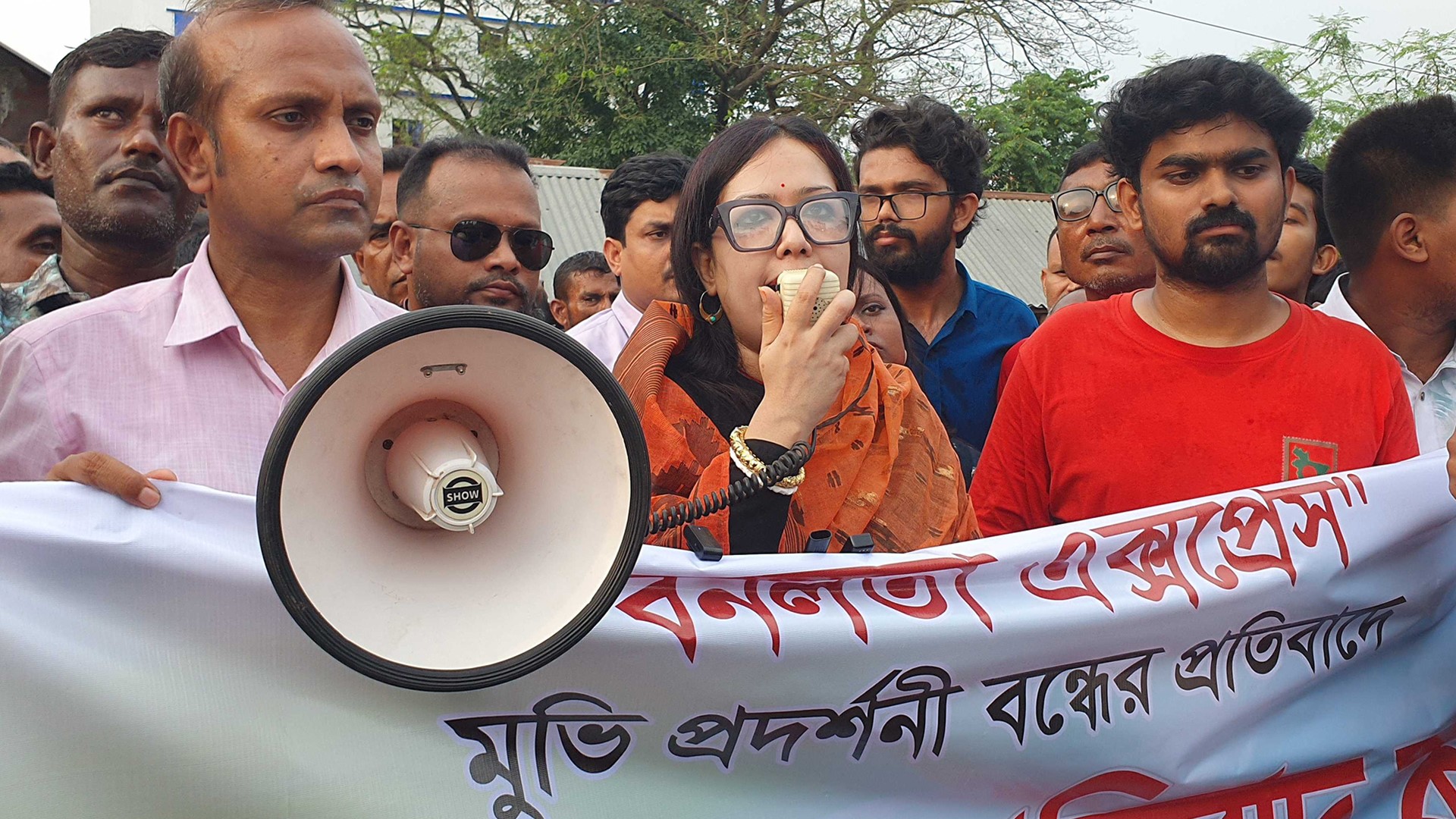 বনলতা এক্সপ্রেস বন্ধে মানববন্ধনে রুমিন ফারহানার ক্ষোভ