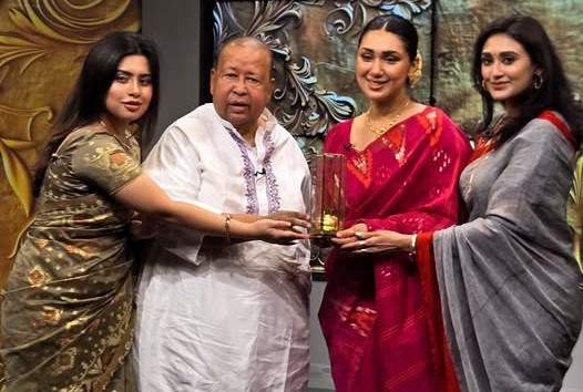 সোনার কলস উপহার পেলেন অপু বিশ্বাস