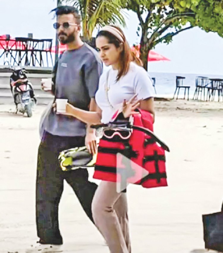মালদ্বীপ ঘুরছেন কেয়া পায়েল