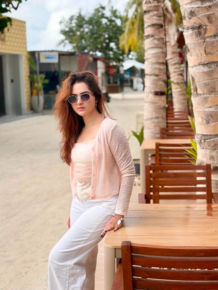 মালদ্বীপ ঘুরছেন কেয়া পায়েল