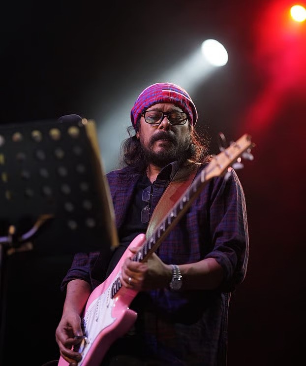 হোটেল বিতর্কে মুখ খুললেন জেমস