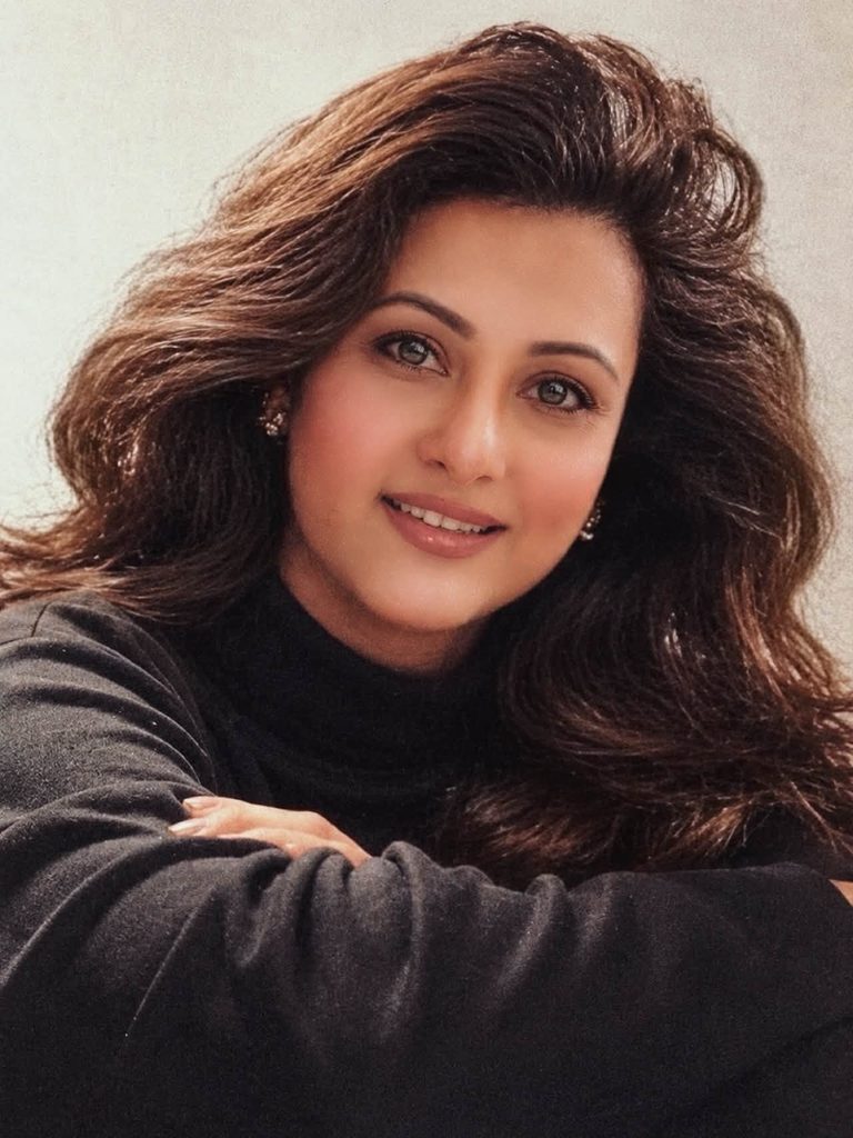 এআইয়ের ছোঁয়ায় আশির দশকের লুকে তারকারা