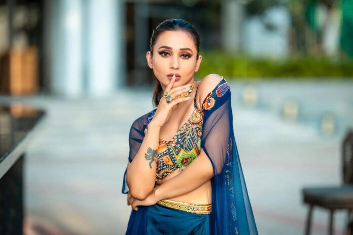 মিমি চক্রবর্তীর বিয়ে - পাত্র নৌ কর্মকর্তা!