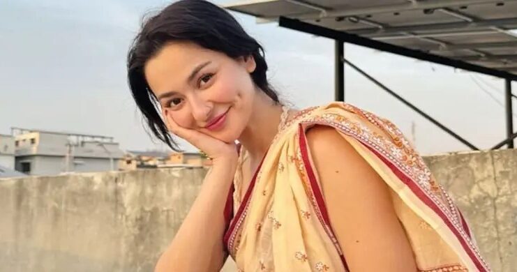অভিনয়ের পর এবার গানে হানিয়া আমির