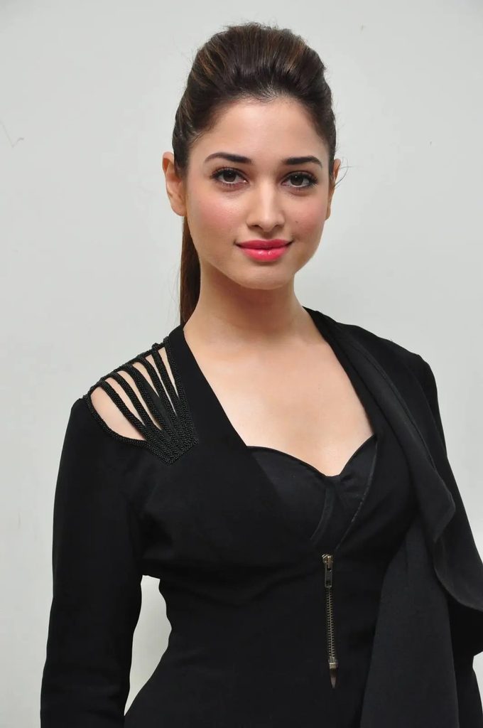 ‘দুধের মতো ফরসা শরীর’ মন্তব্য নিয়ে মুখ খুললেন তামান্না