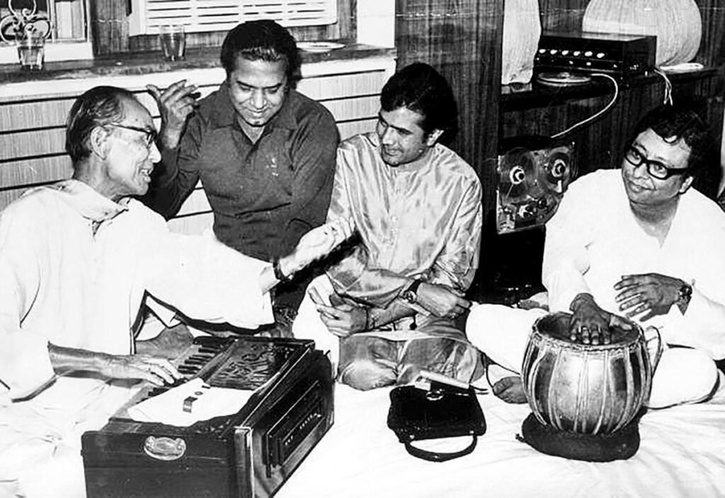 ১৯৩৪ সালে অল ইন্ডিয়ান মিউজিক কনফারেন্সে গান পরিবেশন করেন শচীন দেববর্মন।